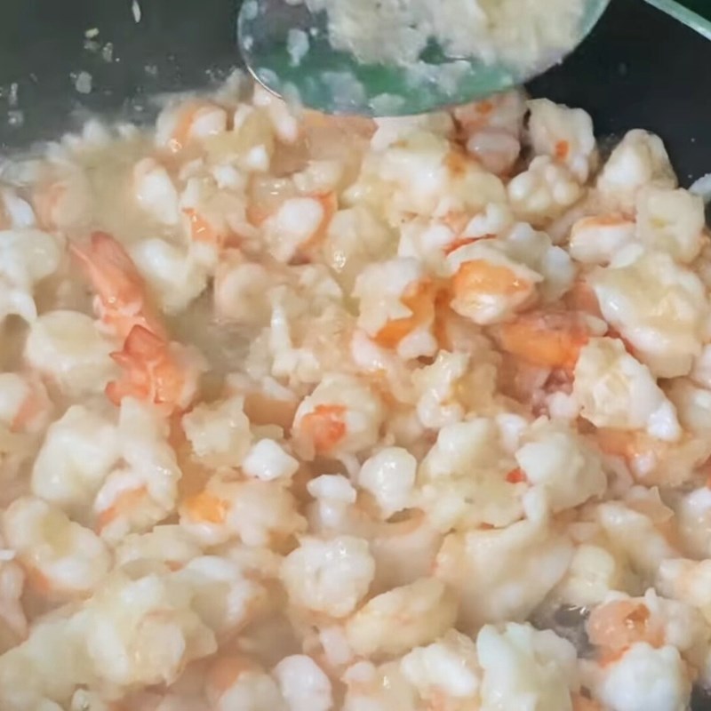 Bước 2 Xào nhân Chả giò hải sản phô mai kéo sợi