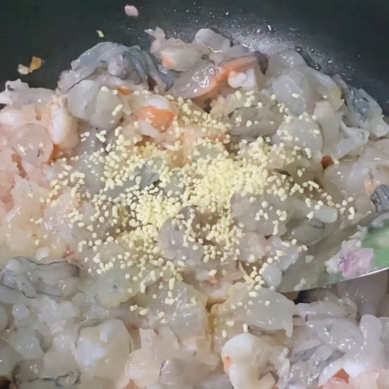 Bước 2 Xào nhân Chả giò hải sản phô mai kéo sợi