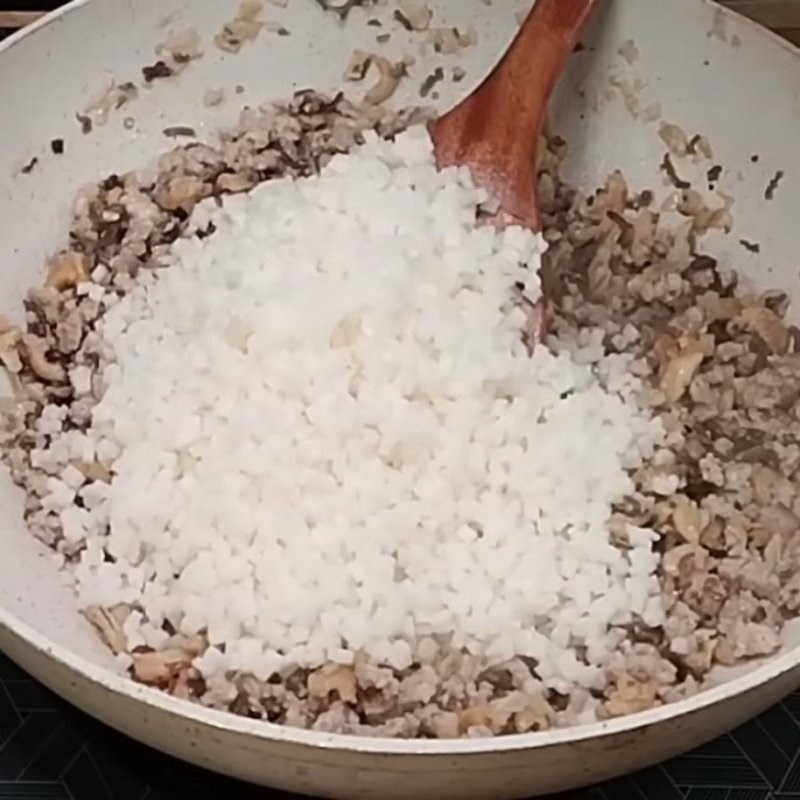 Bước 2 Xào nhân Bánh xếp người Hoa