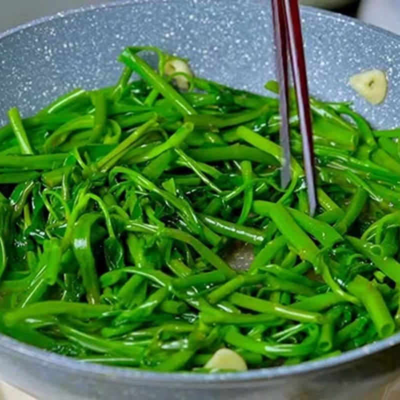 Bước 2 Xào rau muống Bề bề xào rau muống
