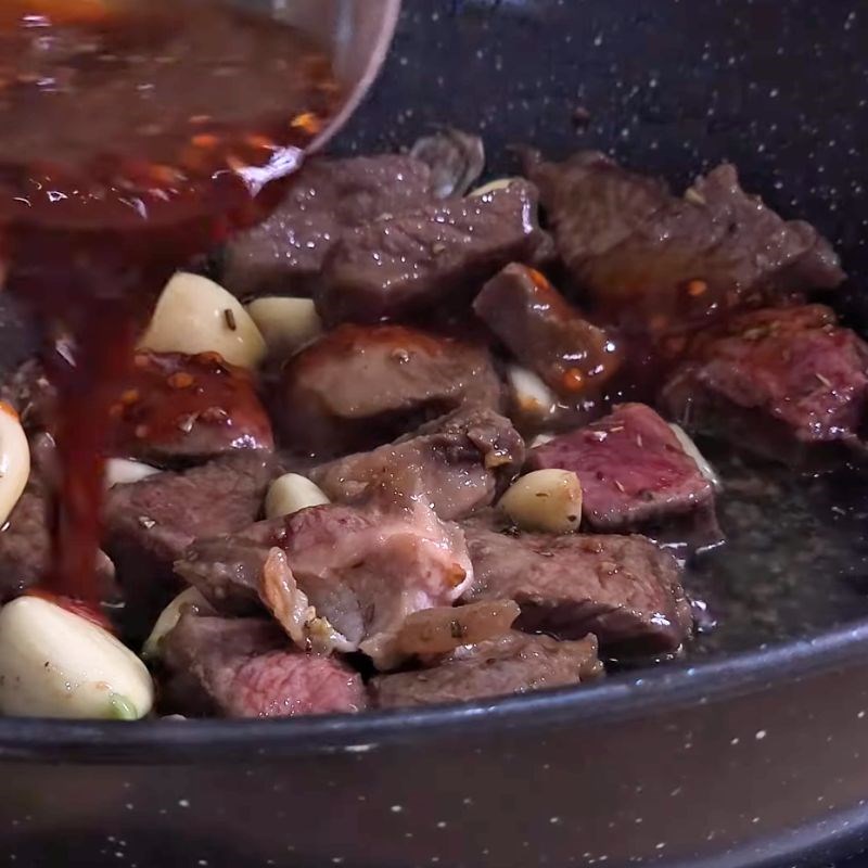 Bước 3 Xào thịt bò với bơ tỏi Bò xào bơ tỏi