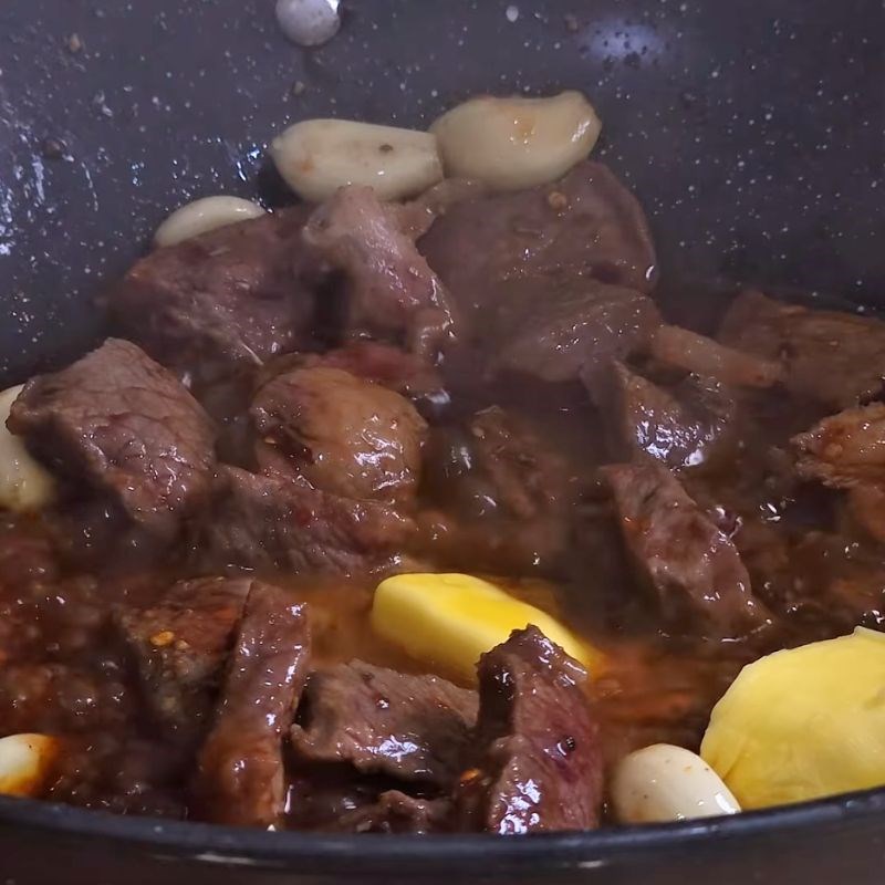 Bước 3 Xào thịt bò với bơ tỏi Bò xào bơ tỏi