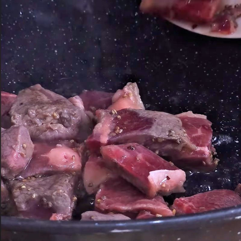 Bước 3 Xào thịt bò với bơ tỏi Bò xào bơ tỏi