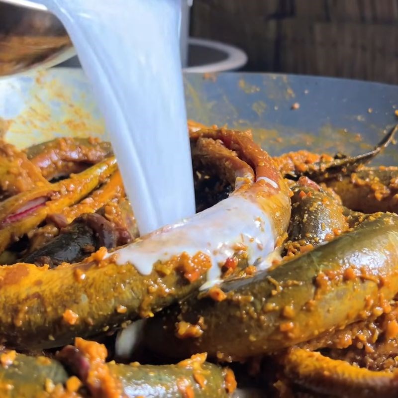 Bước 5 Xào và um lươn Lươn um rau ngổ