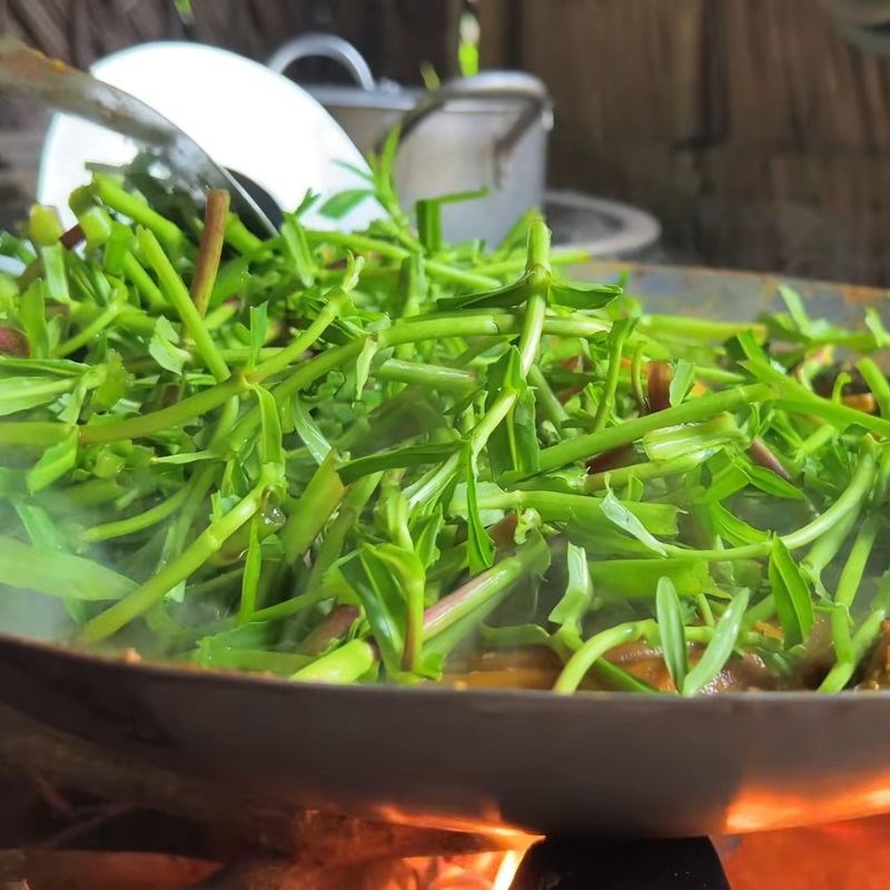 Bước 5 Xào và um lươn Lươn um rau ngổ