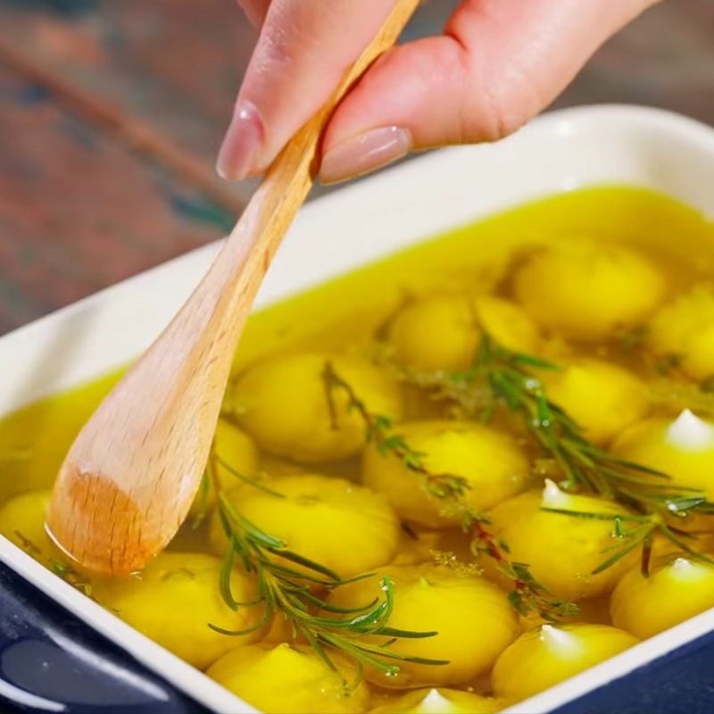 Bước 2 Xếp tỏi vào khay và thêm dầu Tỏi confit