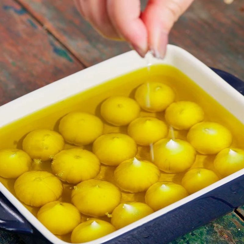 Bước 2 Xếp tỏi vào khay và thêm dầu Tỏi confit