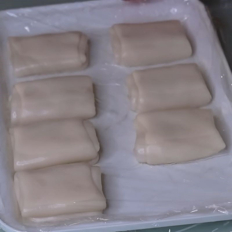 Bước 5 Cán và gấp bột (2 lần) Bánh pía thịt lạp