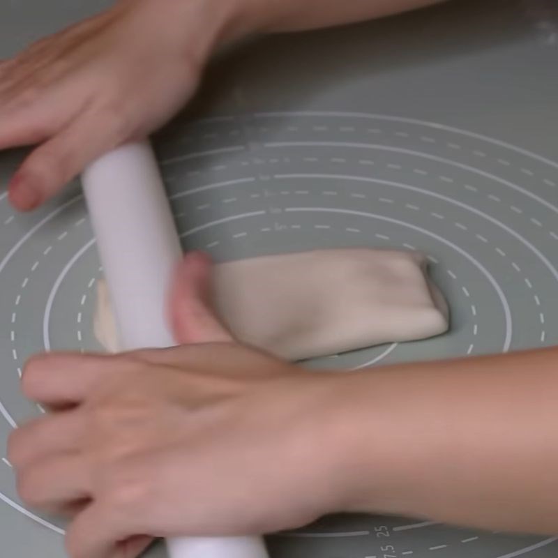 Bước 5 Cán và gấp bột (2 lần) Bánh pía thịt lạp