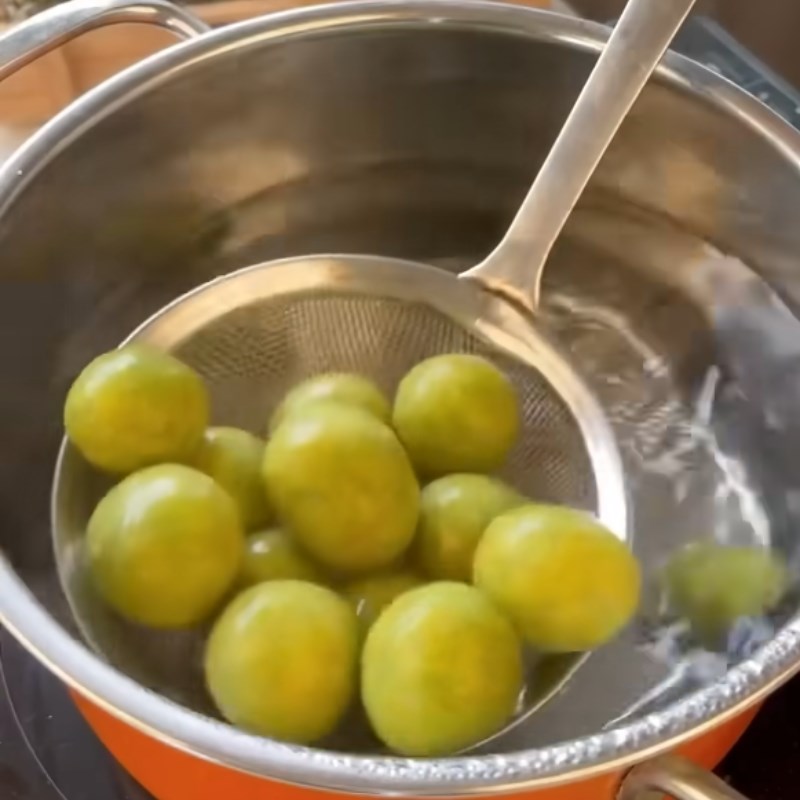 Bước 2 Chần sơ sấu Ô mai sấu giòn chua cay