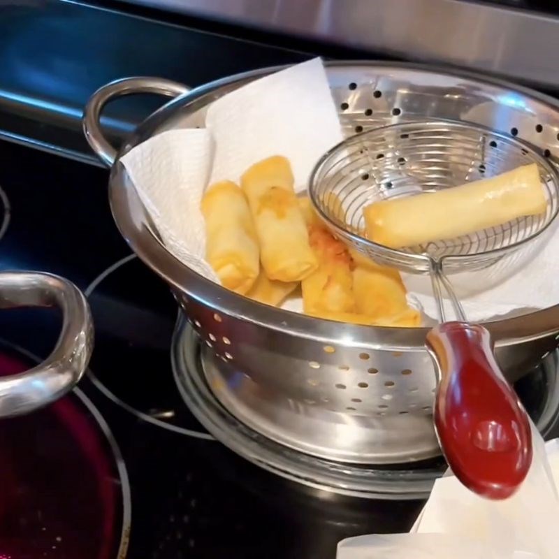 Bước 3 Chiên chả giò lần 1 (chiên sơ) Chả giò đông lạnh chiên