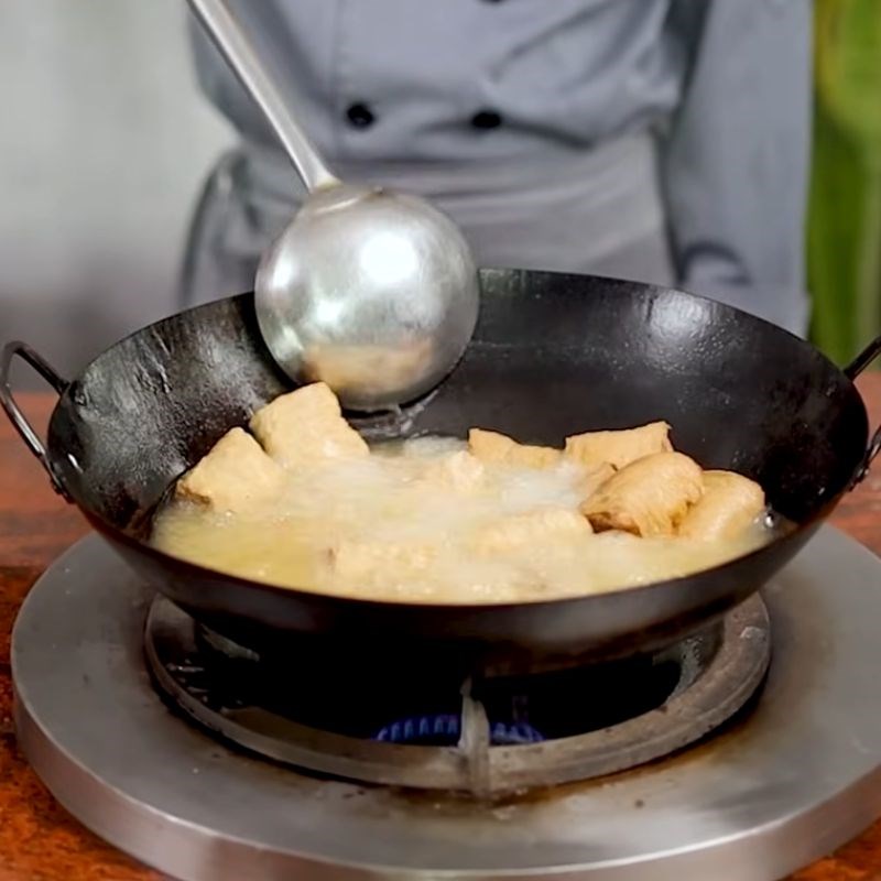 Bước 6 Chiên chả giò lần 1 (chiên sơ) Chả giò Quảng Đông