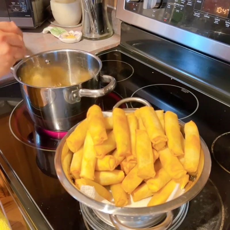 Bước 4 Chiên chả giò lần 2 (nếu cần) Chả giò đông lạnh chiên