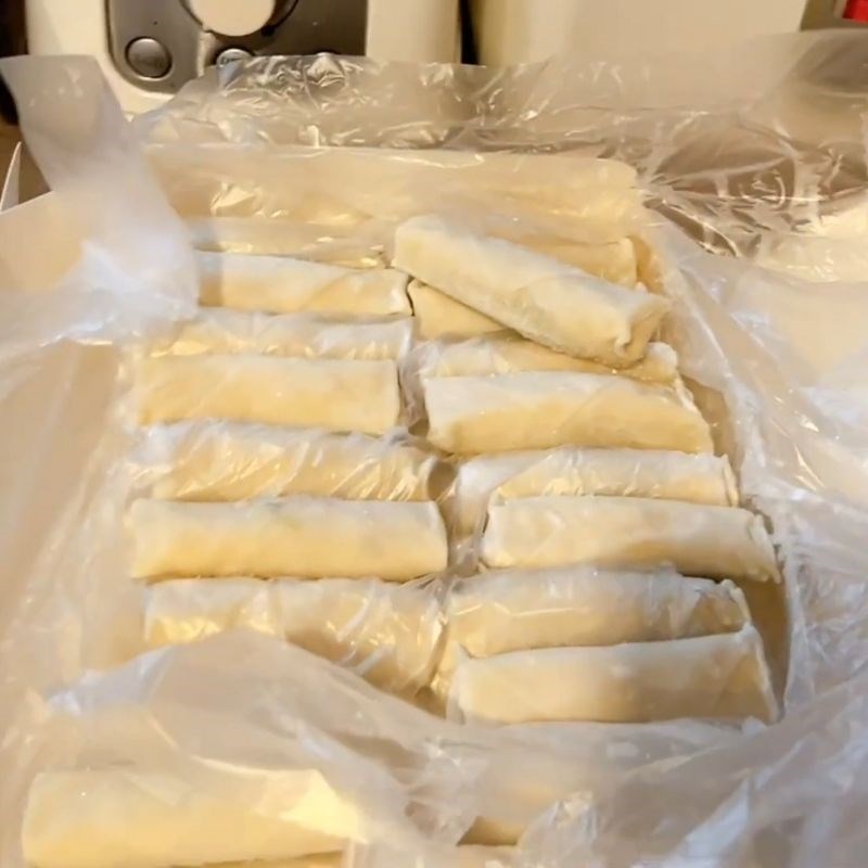 Bước 1 Chuẩn bị dầu chiên và chả giò đông lạnh Chả giò đông lạnh chiên