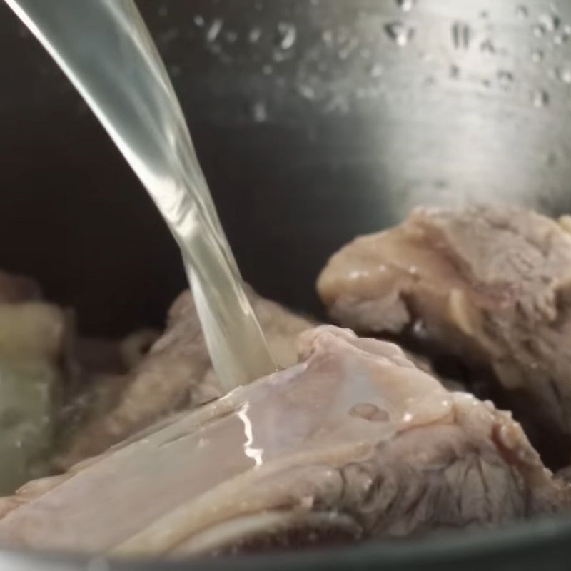 Bước 1 Chuẩn bị nước dùng hầm Mì thuyền Thái Lan