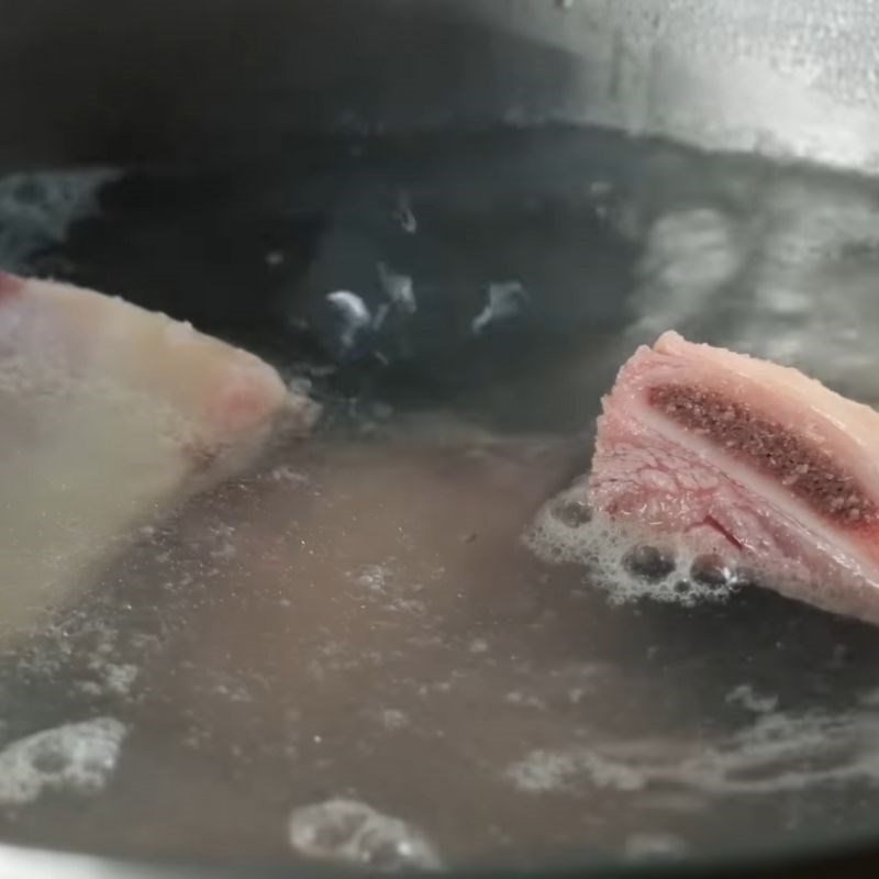 Bước 1 Chuẩn bị nước dùng hầm Mì thuyền Thái Lan