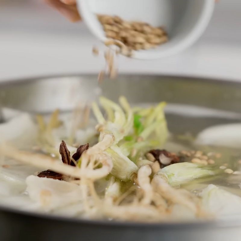 Bước 1 Chuẩn bị nước dùng hầm Mì thuyền Thái Lan