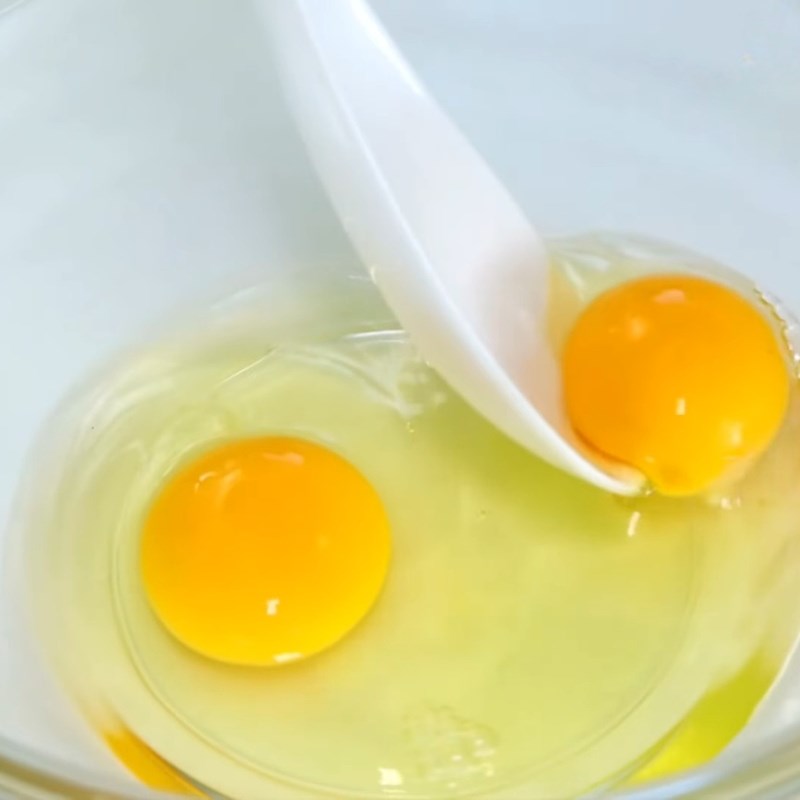 Bước 2 Đánh bông lòng trắng trứng Bánh bông lan bằng bột mì đa dụng