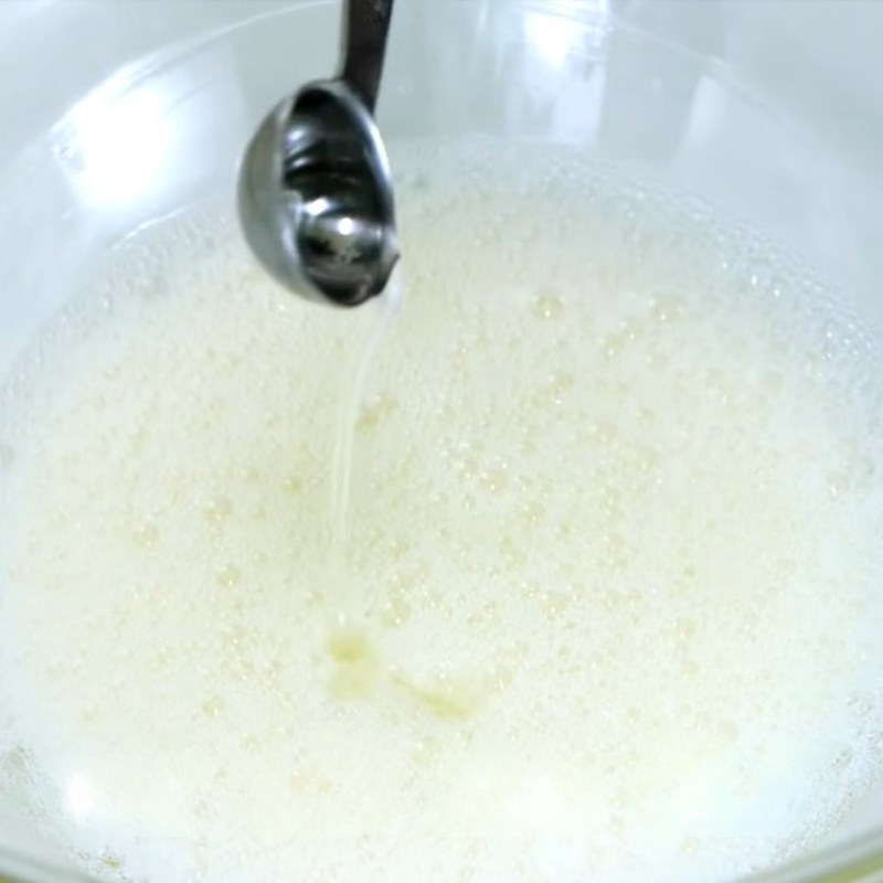Bước 2 Đánh bông lòng trắng trứng Bánh bông lan bằng bột mì đa dụng