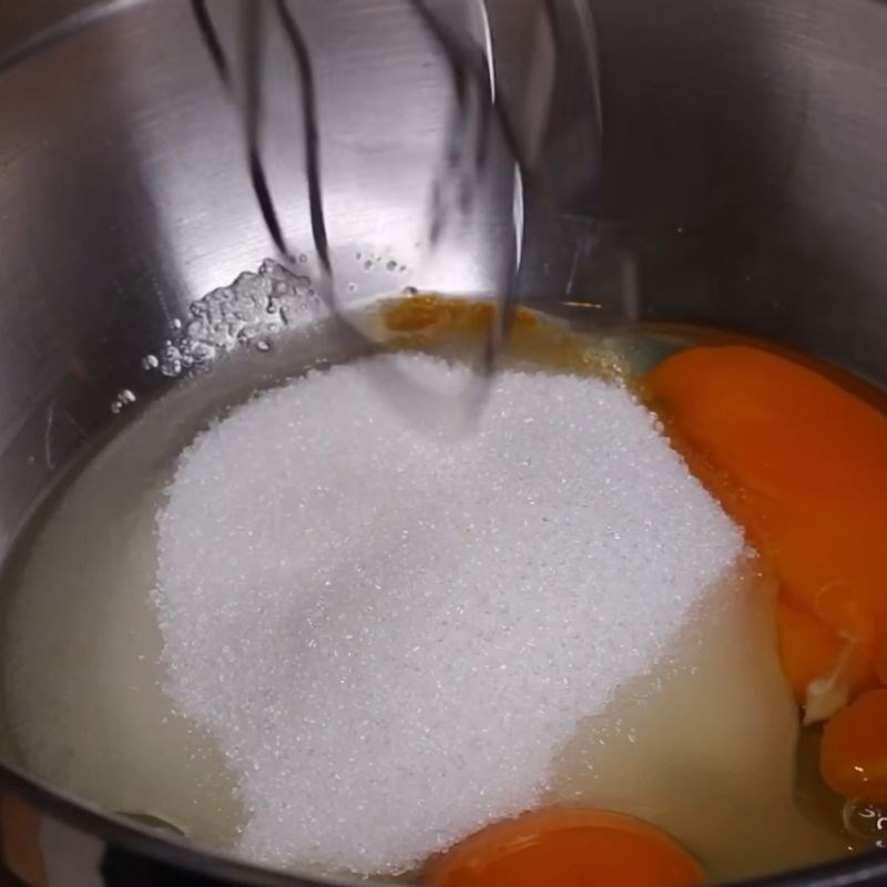 Bước 2 Đánh trứng và đường Bánh kẹp giòn