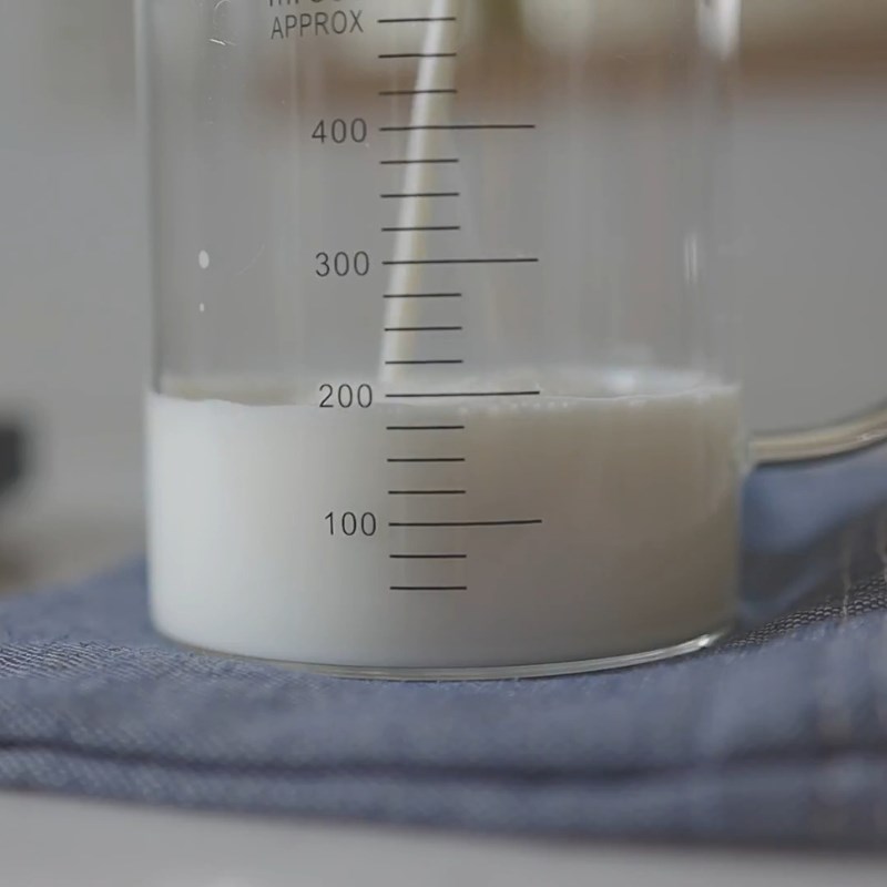 Bước 1 Đun nóng nước và sữa Cà phê latte nóng