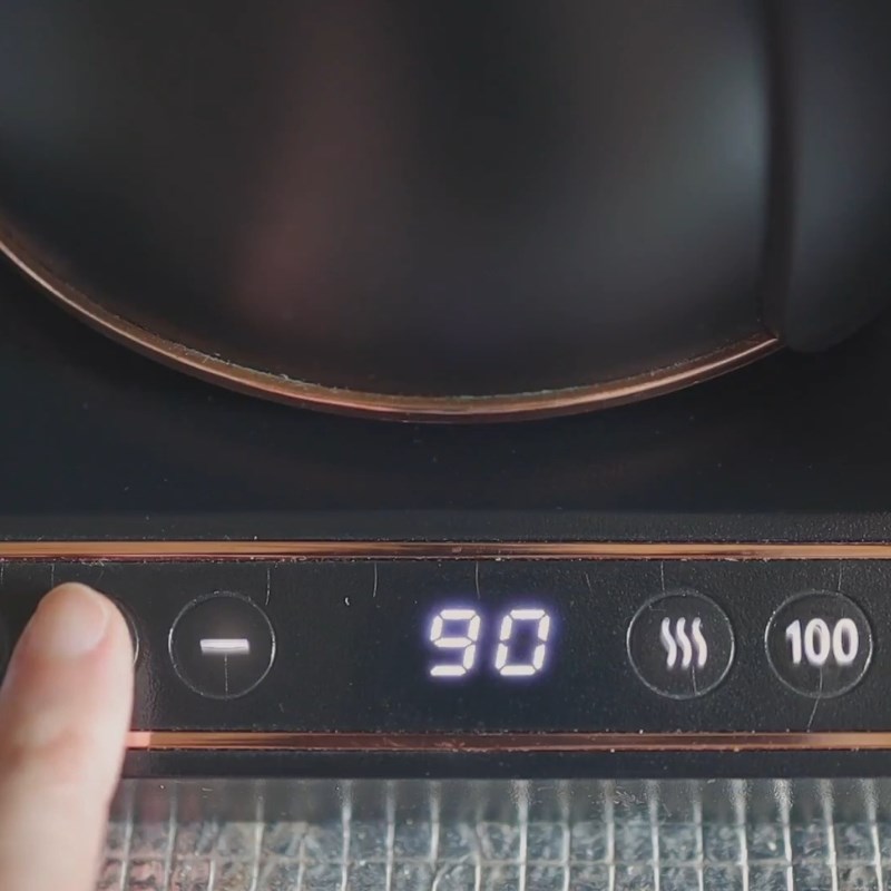 Bước 1 Đun nóng nước và sữa Cà phê latte nóng