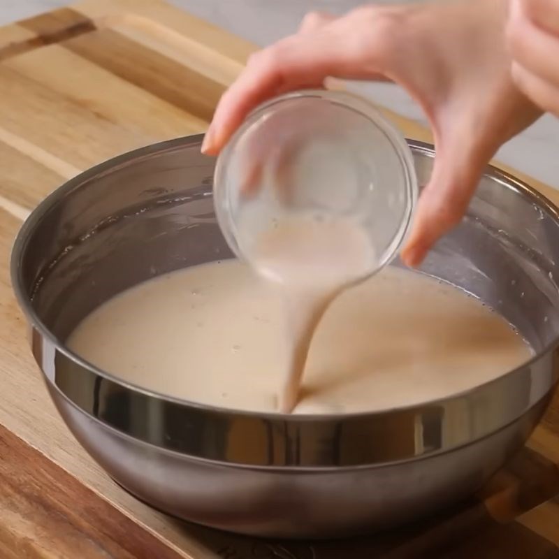 Bước 4 Hoà tan men và ủ bột Bánh bò rễ tre