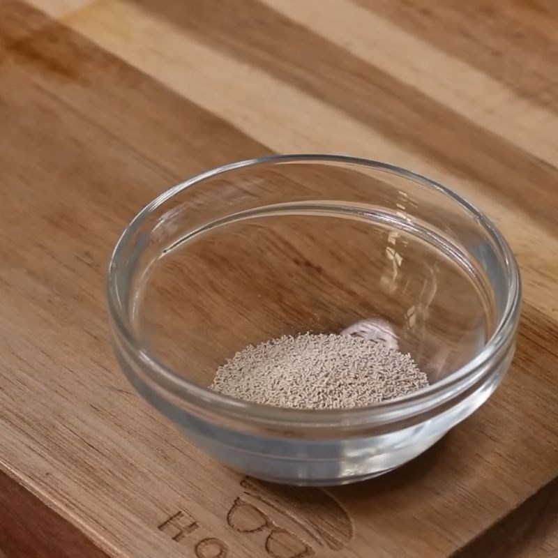 Bước 4 Hoà tan men và ủ bột Bánh bò rễ tre
