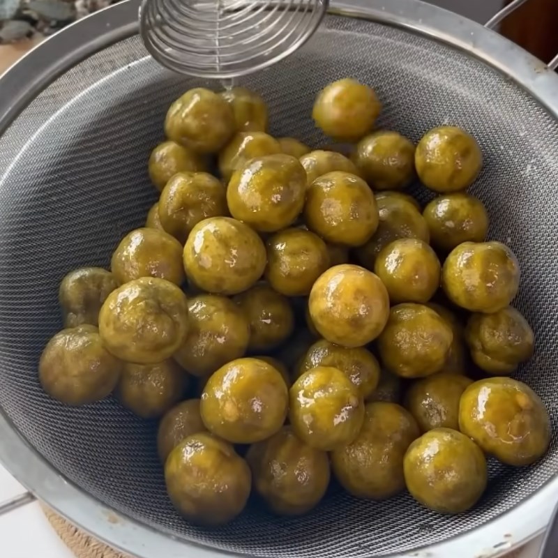 Bước 5 Làm ráo sấu và trộn muối ớt Ô mai sấu giòn chua cay