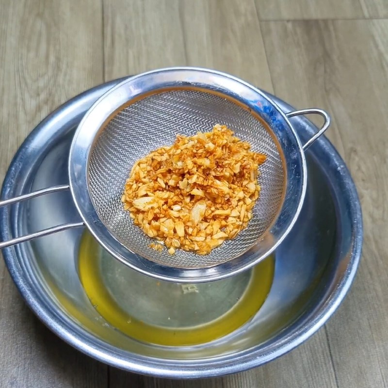 Bước 2 Làm tỏi phi Tôm rim tỏi