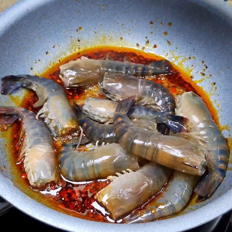 Bước 4 Làm tôm rim Tôm rim tỏi