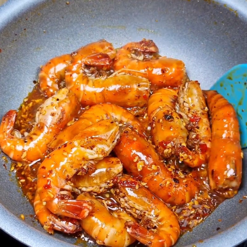 Bước 4 Làm tôm rim Tôm rim tỏi
