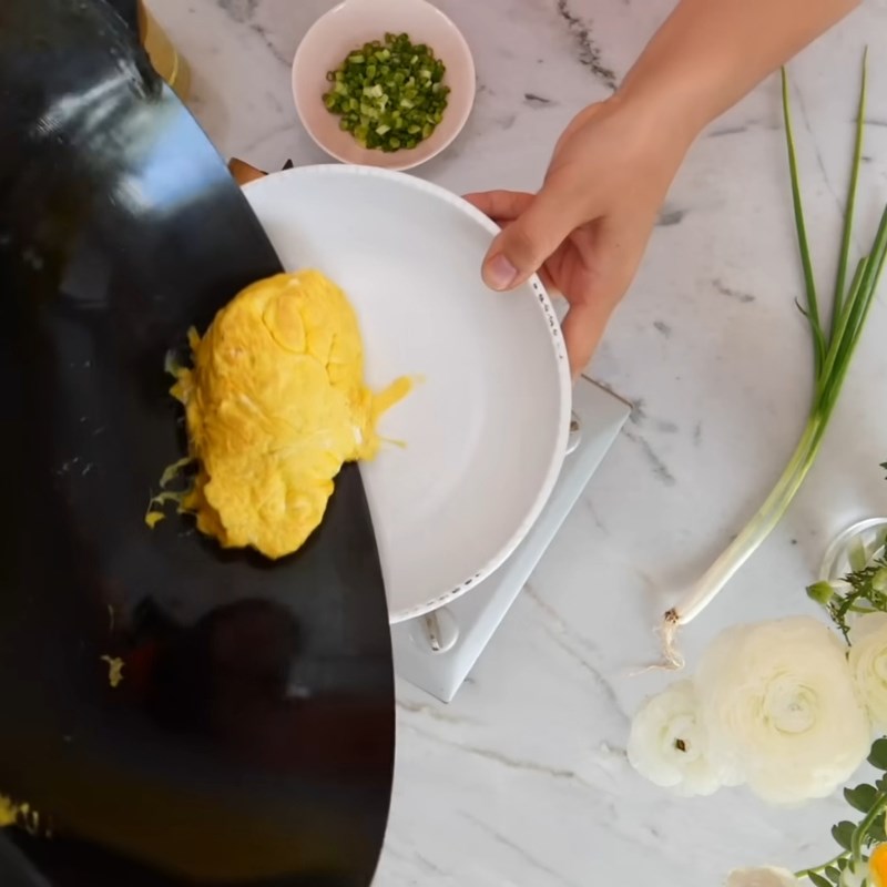 Bước 2 Làm trứng bác Trứng bác cà chua