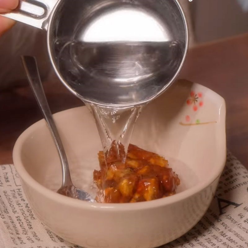 Bước 1 Ngâm me Trà me muối ớt