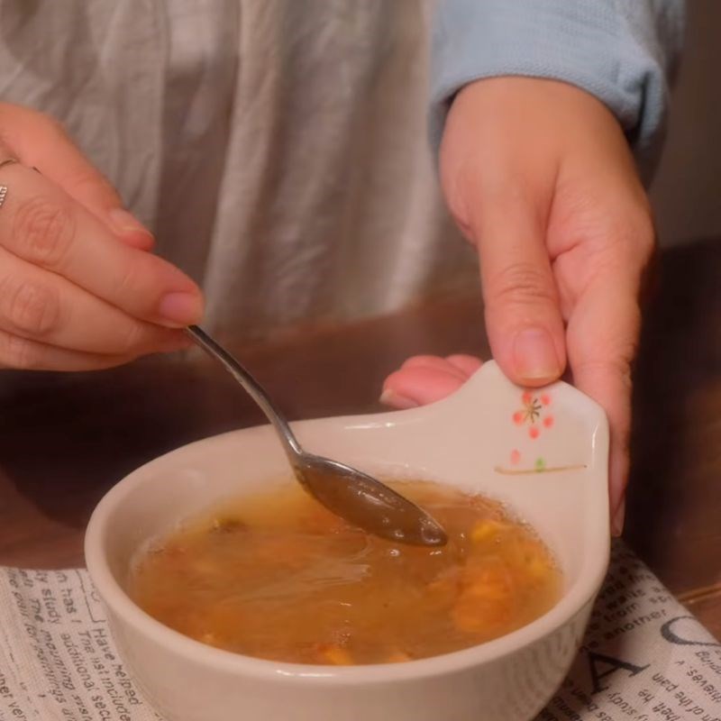 Bước 1 Ngâm me Trà me muối ớt