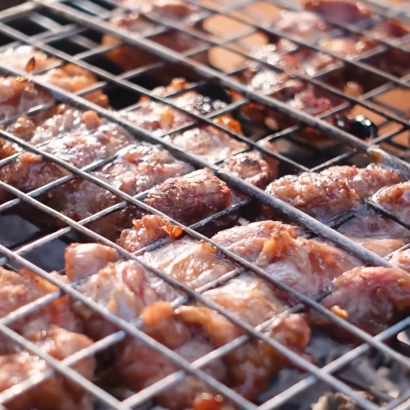 Bước 2 Nướng thịt bò Bò nướng kiến vàng