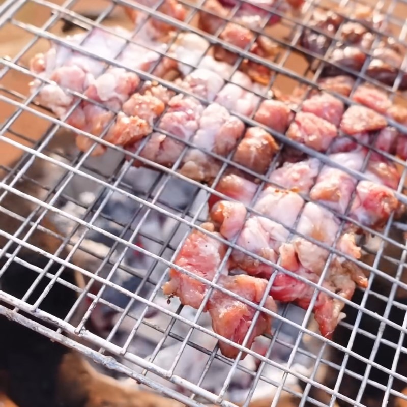 Bước 2 Nướng thịt bò Bò nướng kiến vàng