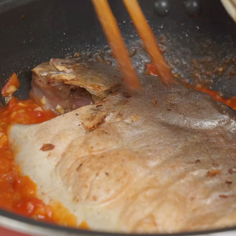 Bước 5 Om cá chim Cá chim sốt cà chua