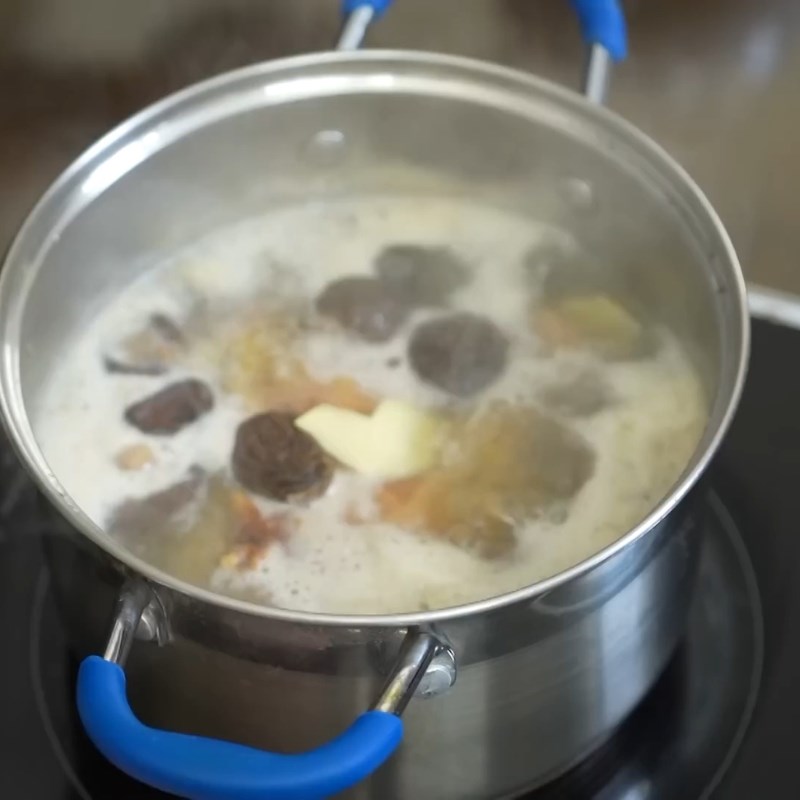 Bước 3 Om gà Gà om nấm hương
