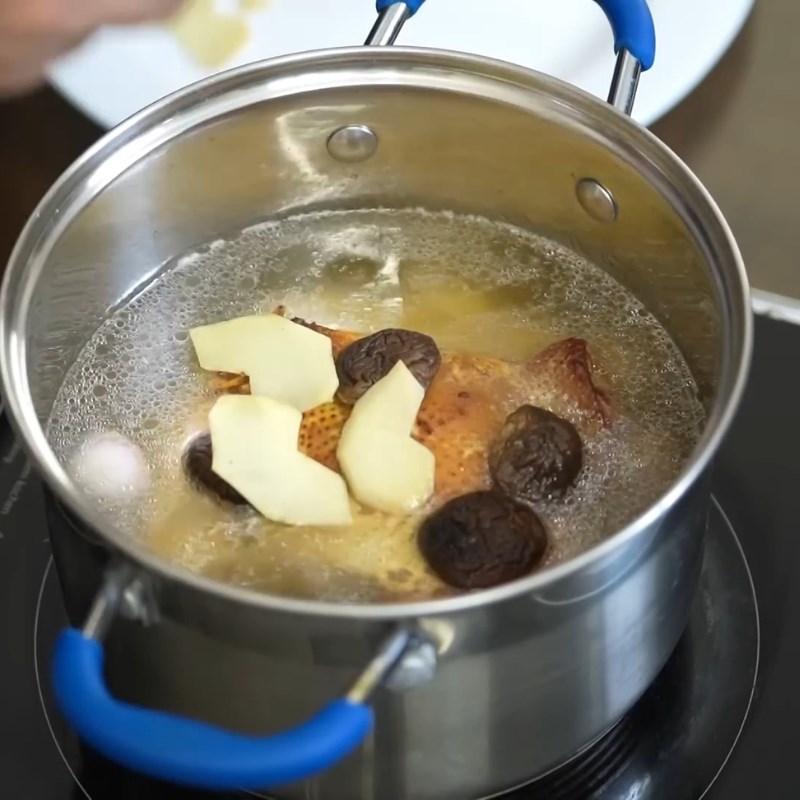 Bước 3 Om gà Gà om nấm hương