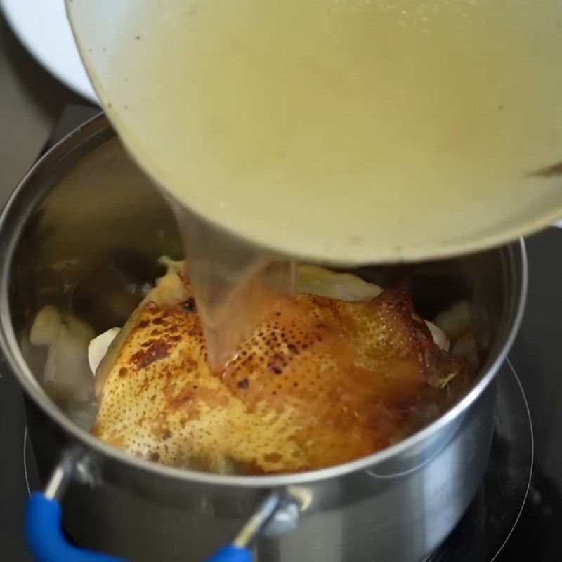 Bước 3 Om gà Gà om nấm hương
