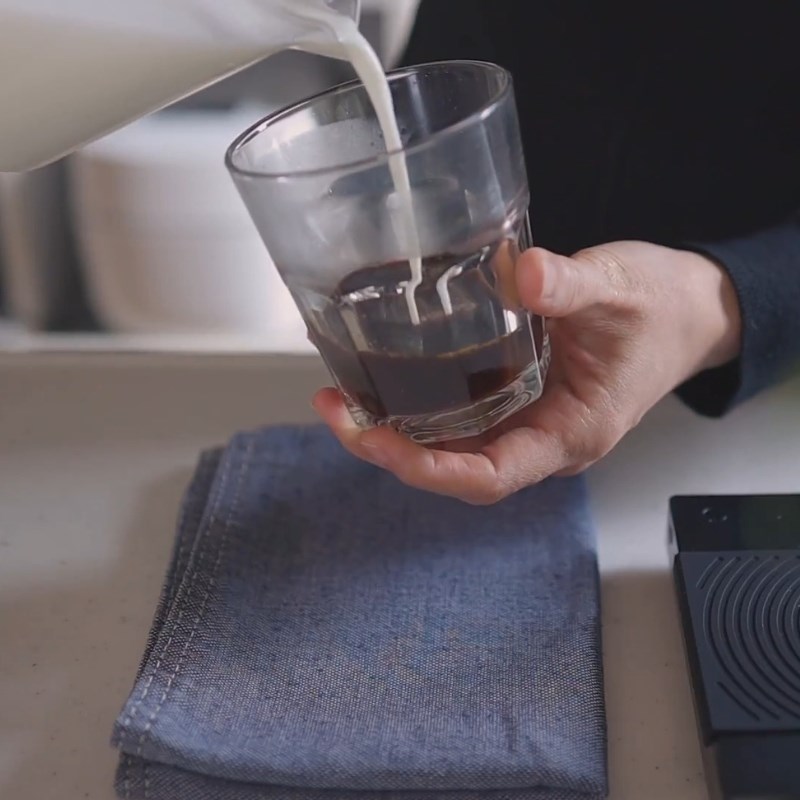Bước 2 Pha cà phê latte Cà phê latte nóng