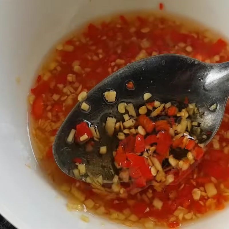 Bước 6 Pha nước chấm Miến gà măng khô