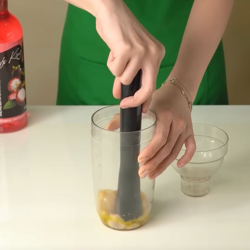 Bước 3 Pha trà măng cụt chanh dây Trà măng cụt chanh dây