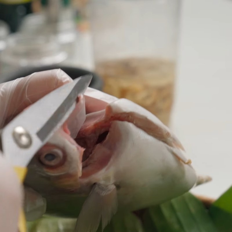 Bước 1 Sơ chế cá chim Cá chim sốt cà chua