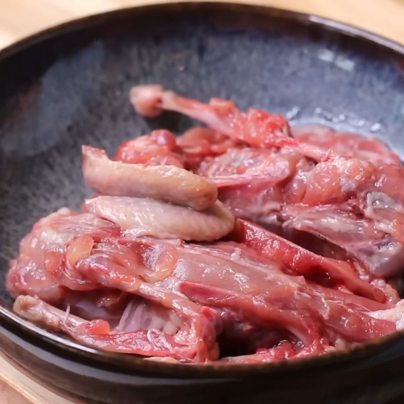 Bước 2 Sơ chế chim cút Xôi chim cút