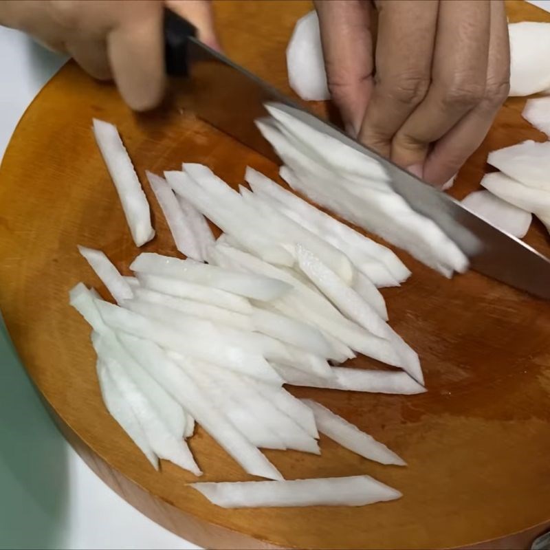 Bước 2 Sơ chế củ cải và cà rốt Đồ chua bánh mì