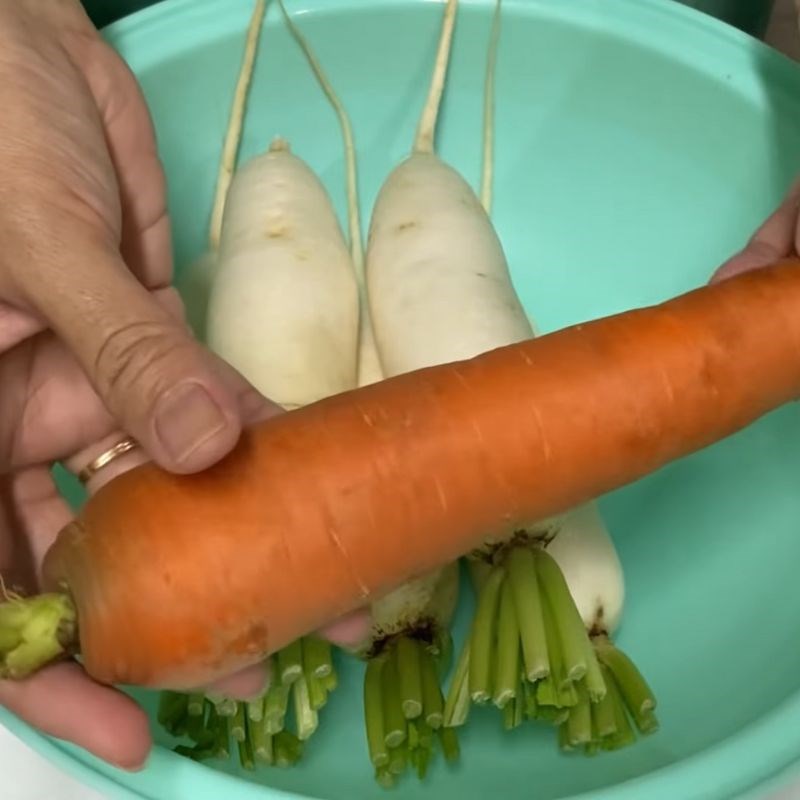 Bước 2 Sơ chế củ cải và cà rốt Đồ chua bánh mì