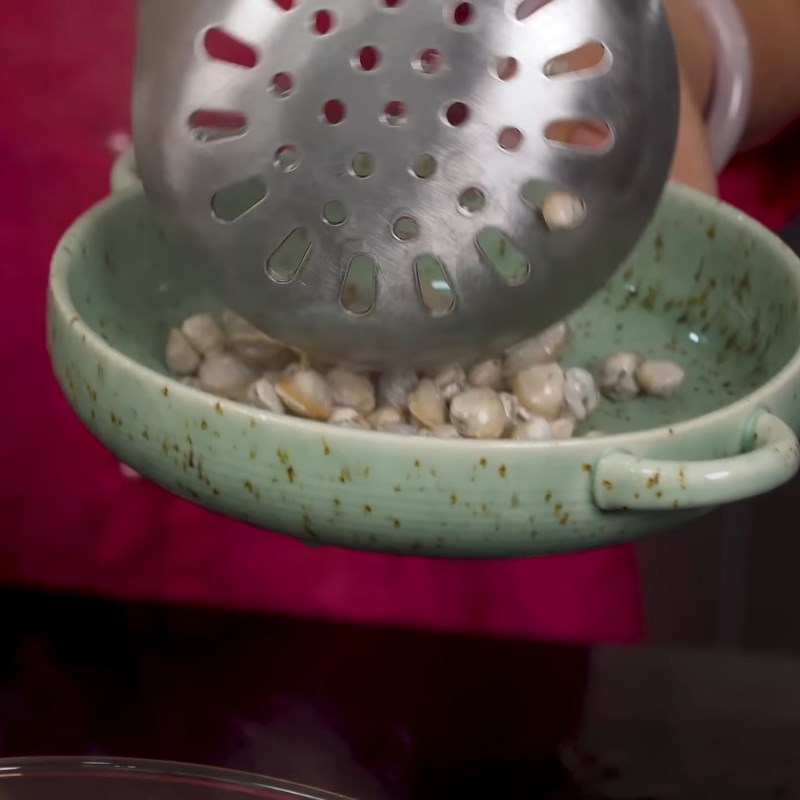 Bước 1 Sơ chế hến Cơm hến