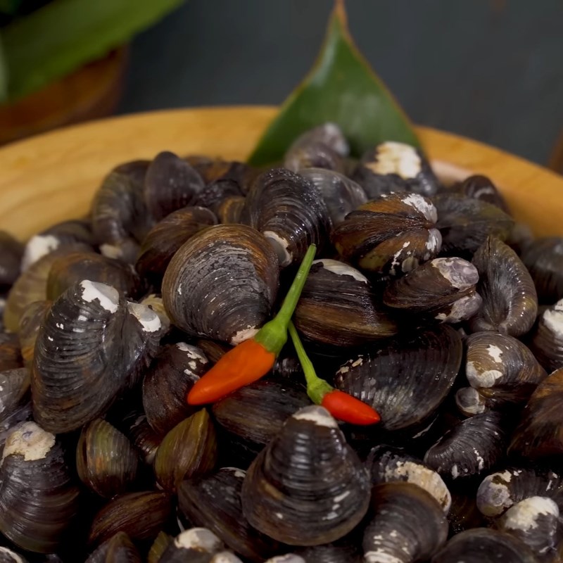 Bước 1 Sơ chế hến Cơm hến